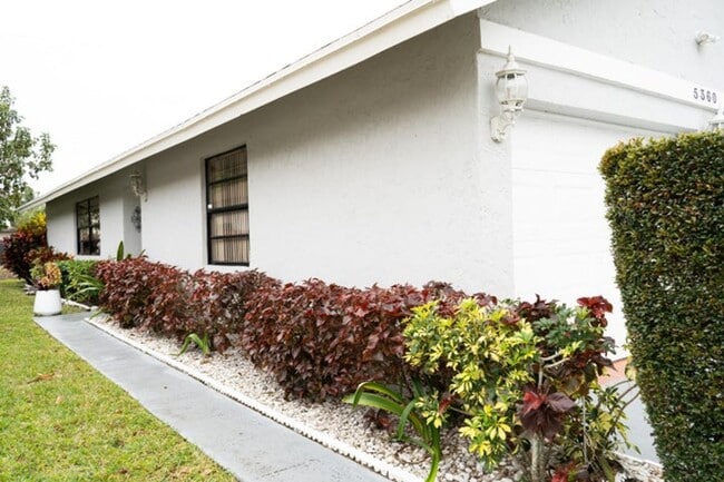 Building Photo - 5360 Kim Ct