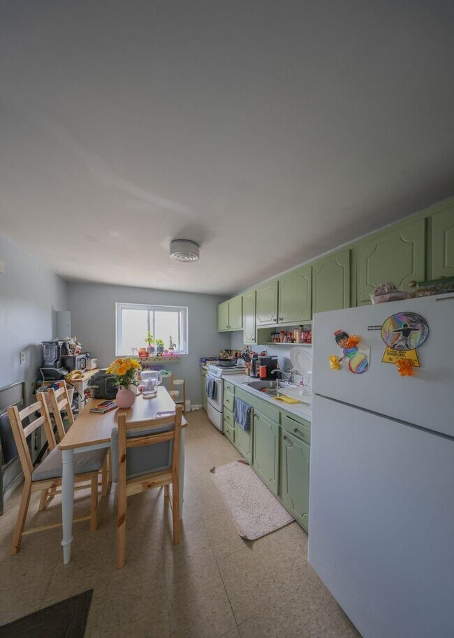 Building Photo - Two Bedroom with Heat & Parking Included Pet Friendly Top Floor