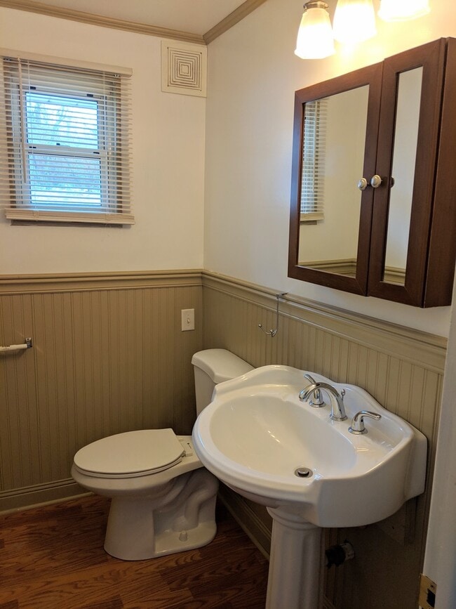 Building Photo - Beautifully Kept 4 Bedroom House next to U...