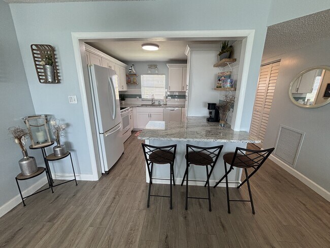 Building Photo - 4750 Cove Cir