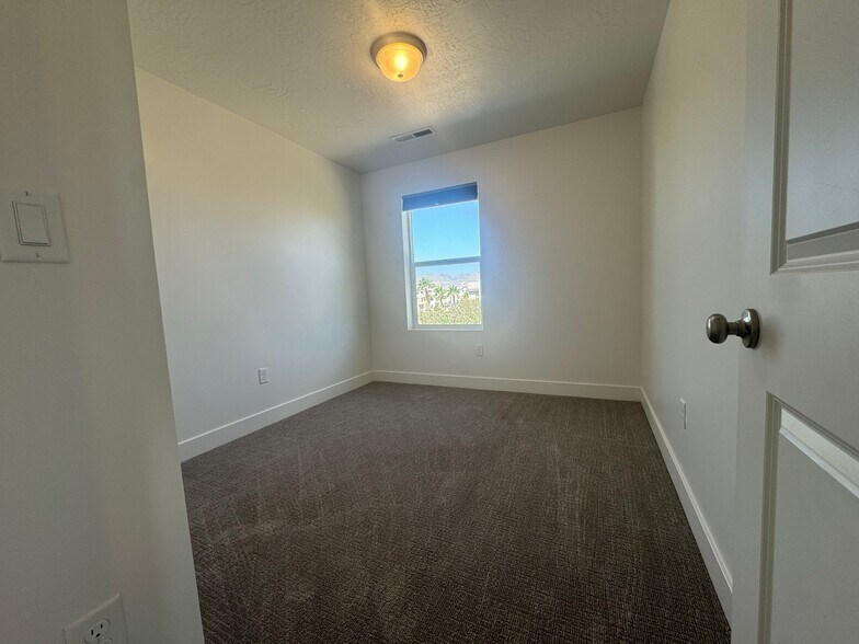 Building Photo - 662 Rosa Ln