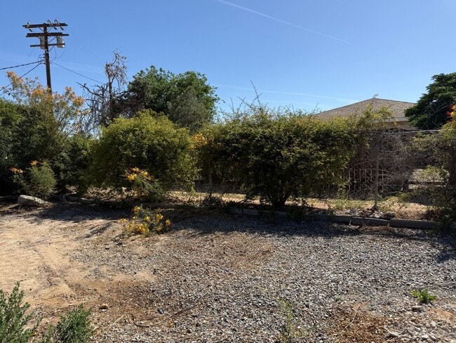 Building Photo - High Desert Retreat- 3 Bedrooms, 2 Bathroo...