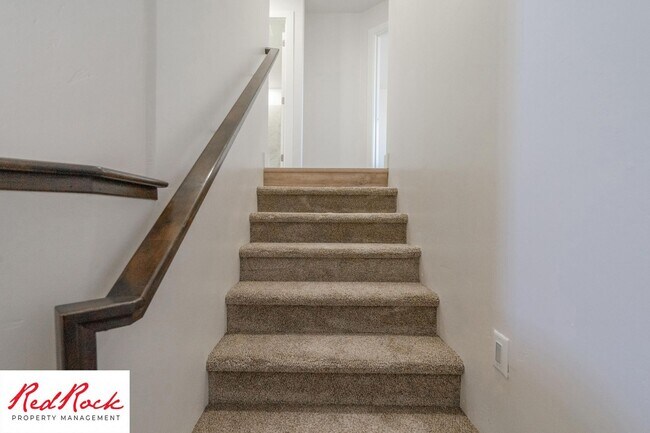 Building Photo - Gorgeous 3 Bedroom Townhome in Washington!