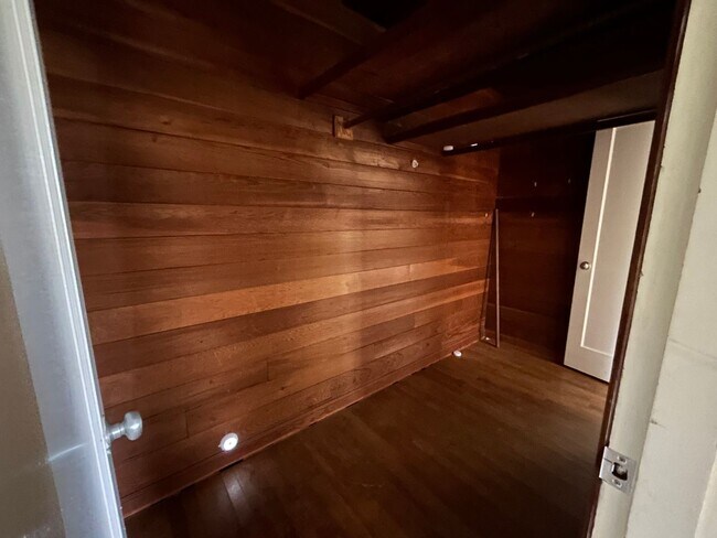 Building Photo - 2 Bed, 1.5 Bath Home with Basement and Sunroom