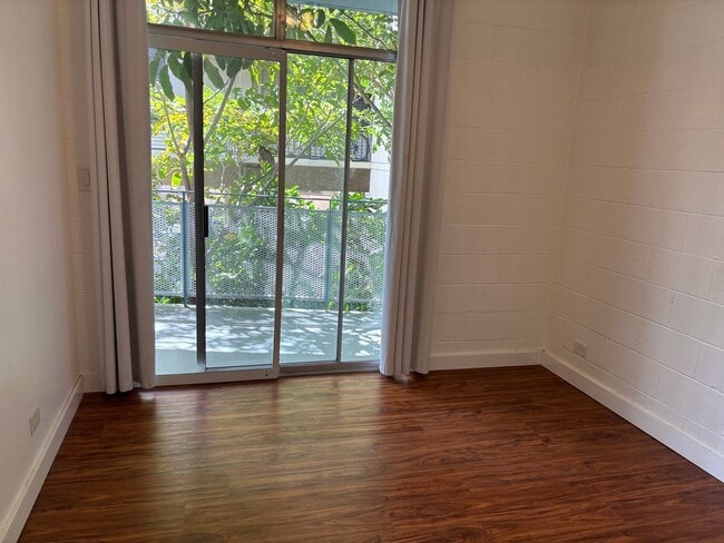 Building Photo - Moiliili/University - Date St - 3 Bdrm/1.5...