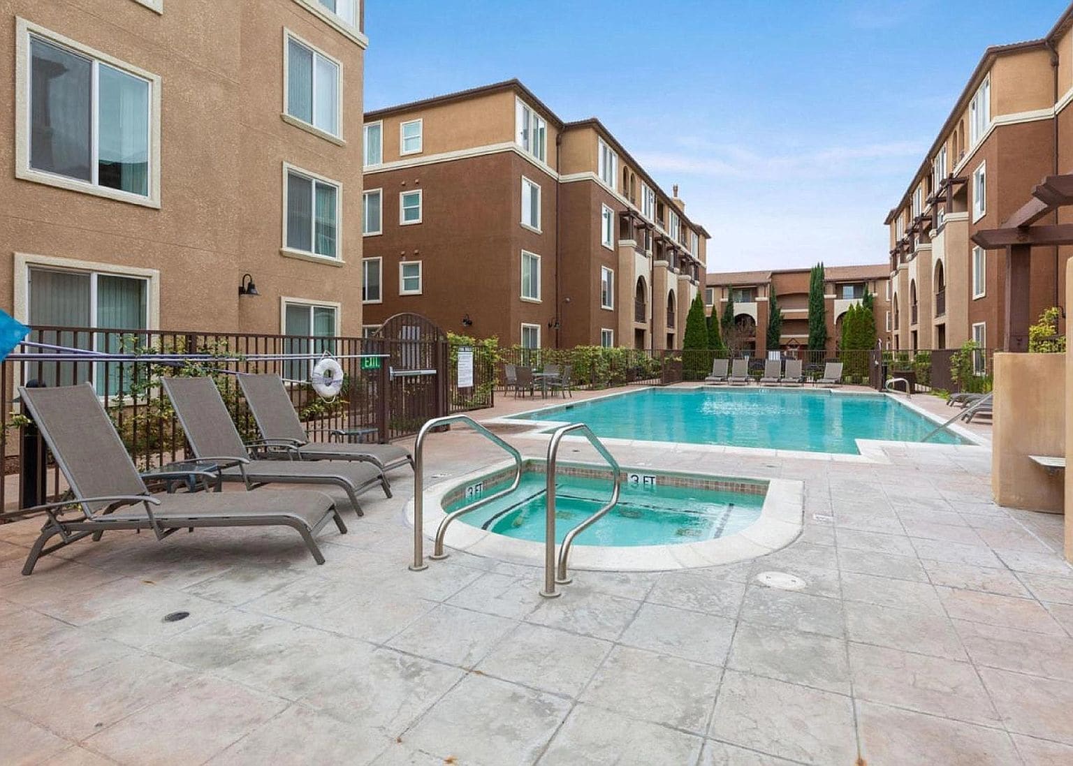 Courtyard pool & jacuzzi - 801 S Winchester Blvd
