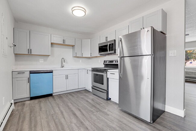 Building Photo - $1,445 2 Bed, 1 Bath Updated Unit in Denver with In Unit Laundry!