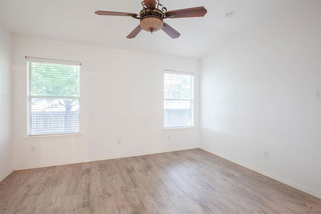 Building Photo - 906 Aiken Dr