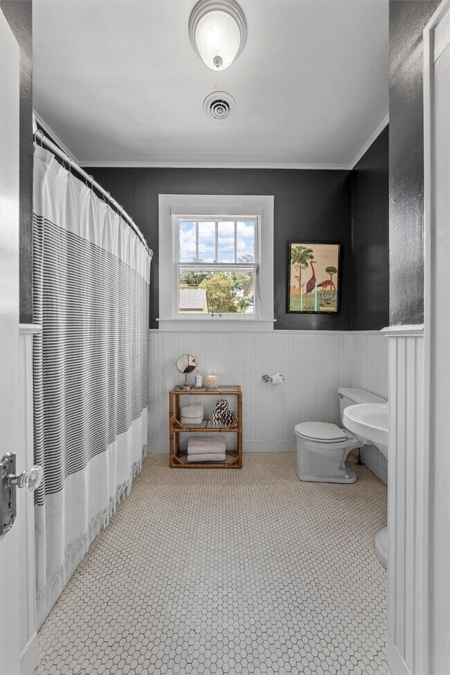 Building Photo - 3 Bedroom 2.5 Bathroom Home w/ 1 Bedroom 1 Bathroom Guest House & Pool!!