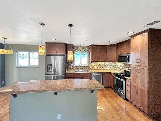 Building Photo - Beautiful 4BD/2BA W/ 2-Car Garage, AC, and...