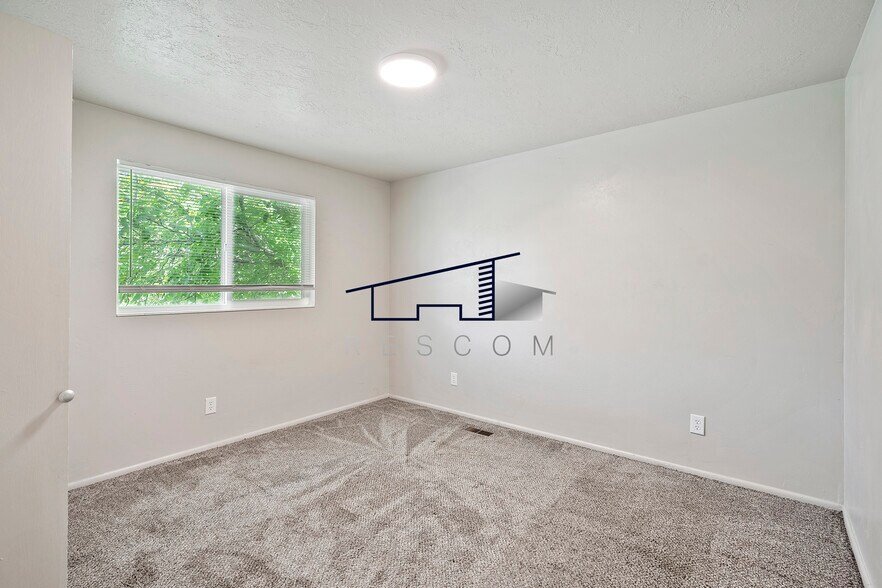 Building Photo - 221 N Pingree Ave