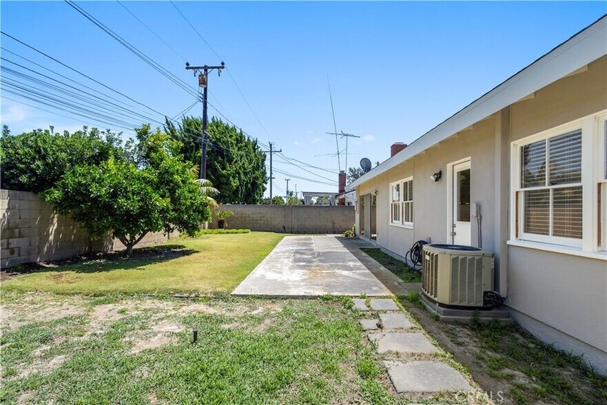 Building Photo - 6061 Dundee Dr