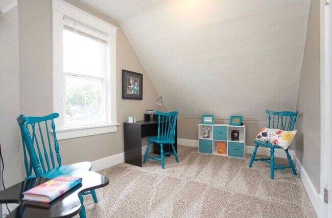 Building Photo - 3x2 corner lot w/ fenced backyard