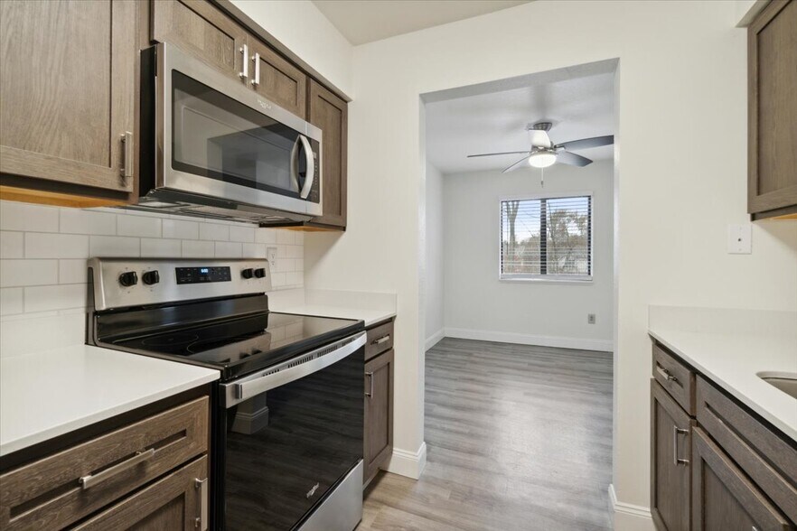 Glen Oaks East Apartments 2353 Oak Forest Ln Grand Rapids MI 49546