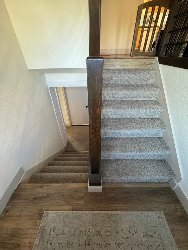 Entryway when you walk in the home - 8717 S Royal Crest Dr