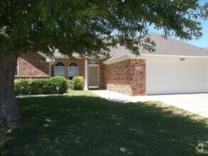 Building Photo - 4 BEDROOM, CONVENIENT LOCATION