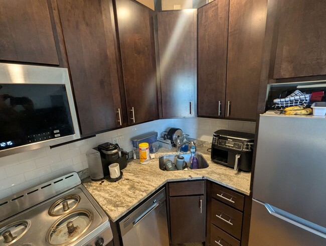Building Photo - Fully Renovated Studio in Albany Park! Gre...