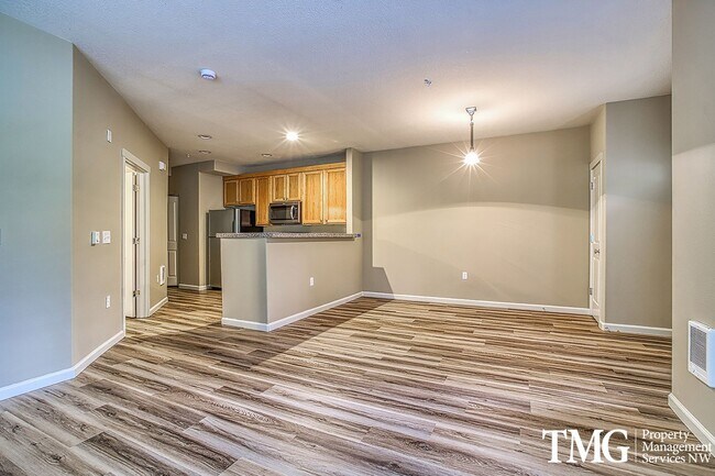 Building Photo - Beautiful 1br Condo in Sherwood. End unit ...