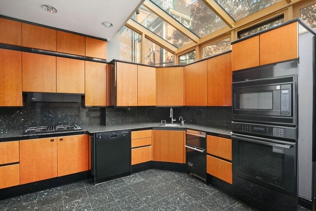 Building Photo - Incredible Rittenhouse Home