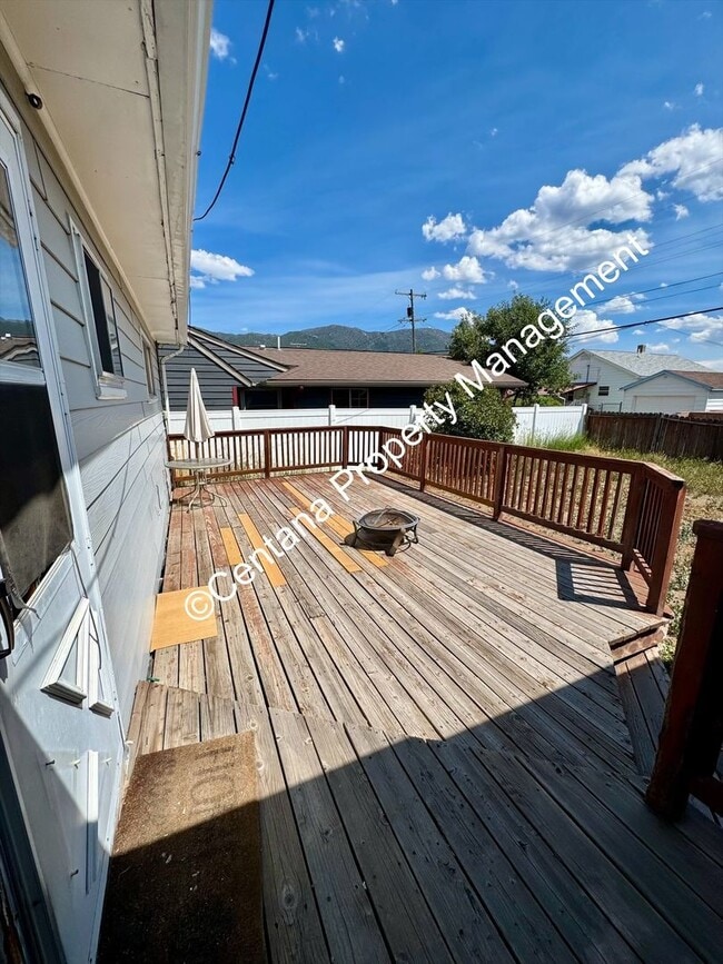 Building Photo - 2 Bedroom House on the Flats with a finish...