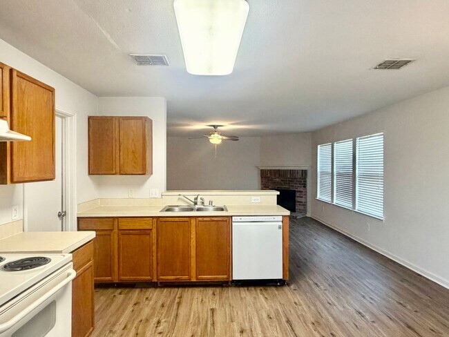 Building Photo - Updated and ready for occupancy