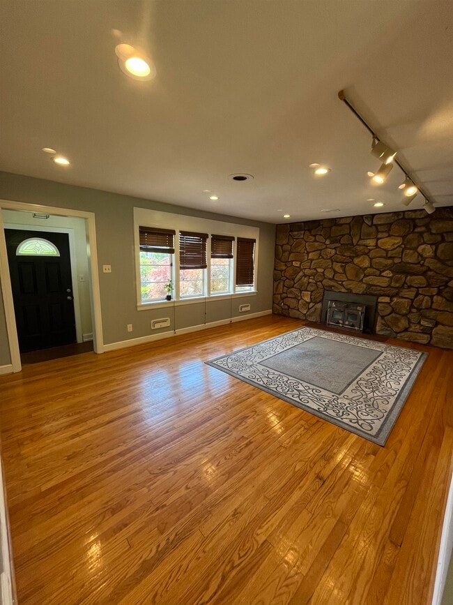 Building Photo - 226 Orchard Ln