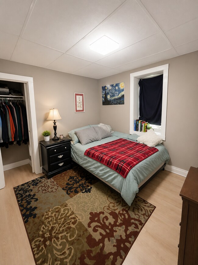 Building Photo - AVAILABLE Immediately - 2 BED 1 BATH
