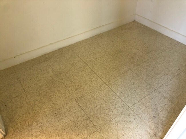 Building Photo - Central Location with Free Utilities!