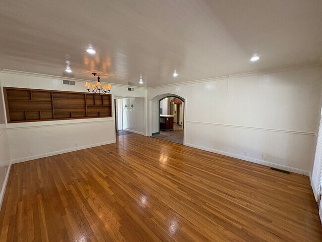 Building Photo - Visalia 2 Bed 2 Bath available now.