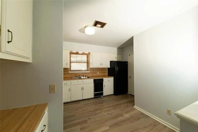 Building Photo - Charming 3-Bedroom Home with a Massive, Fenced Backyard!