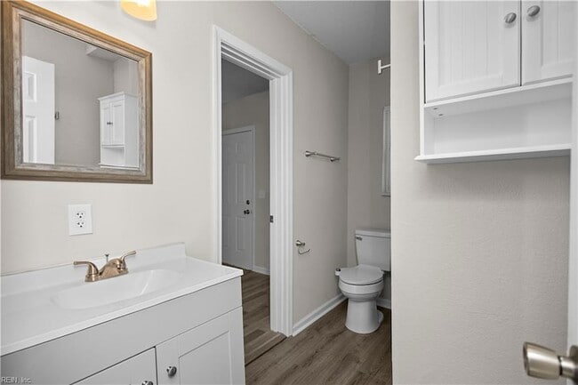 Building Photo - 926 W 26th St