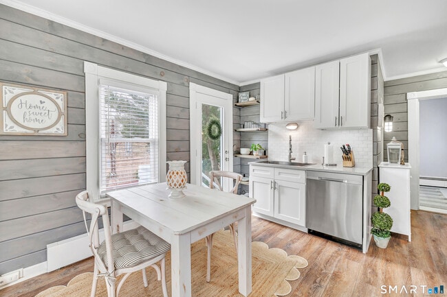 Building Photo - 132 Pequot Ave