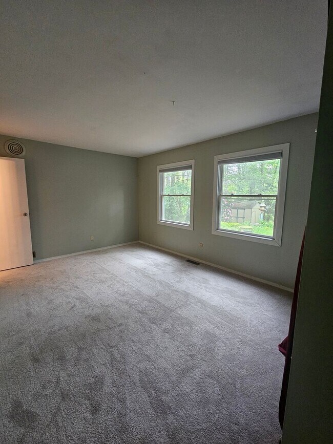 Building Photo - 3 Bedroom House Available July 15, 2026