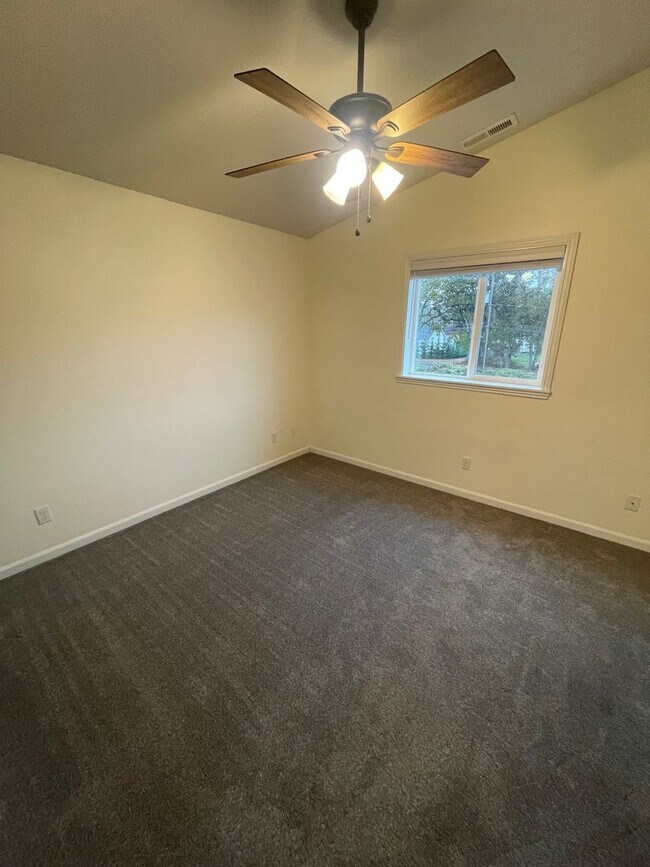 Building Photo - 4 Bedroom House in Jefferson!