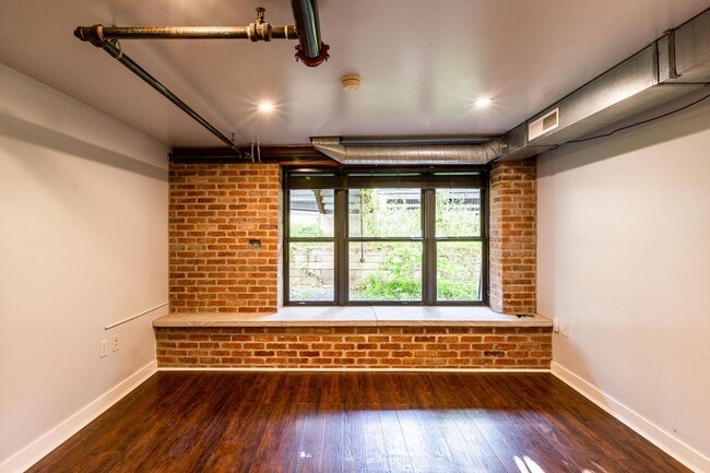 Building Photo - Urban Apartment at Pierpont Lofts with Res...
