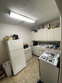 Building Photo - 738 1/2 Massachusetts