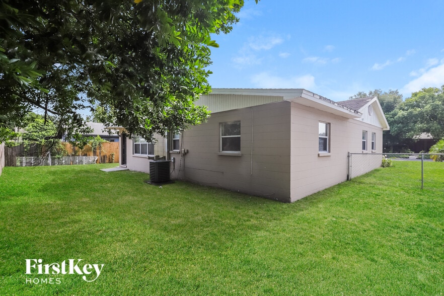 Building Photo - 425 Hampton Ave