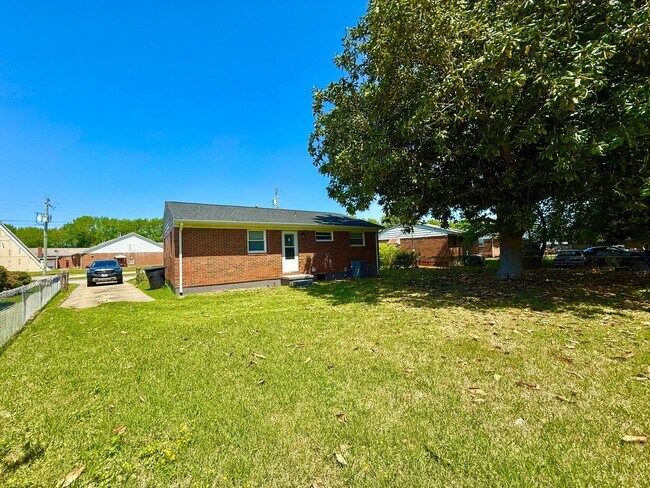 Building Photo - ***3 Bed Ranch with off-street parking and large yard!