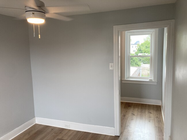 The cozy 3rd floor bedrooms feature cosy radiators, freshly laid floors and new windows. Use them a - 2621 E Somerset St