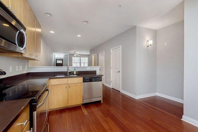 Building Photo - 2 Bed 2 Bath Lockerbie Townhome Steps From...