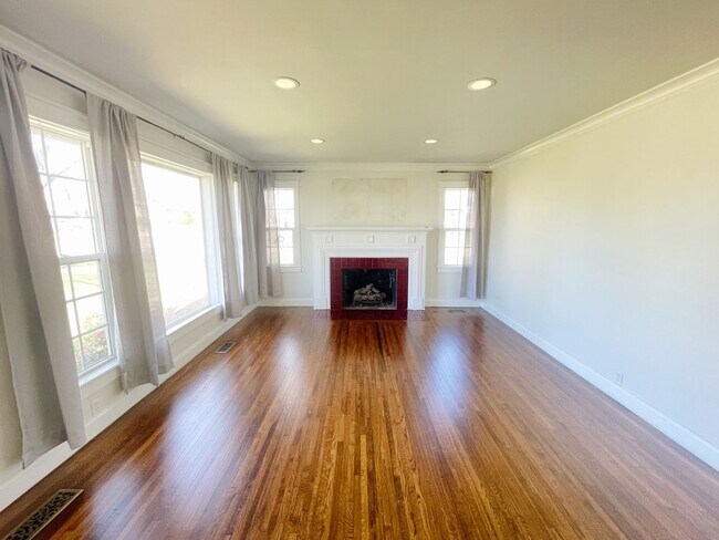 Building Photo - Adorable Midtown Tulsa Bungalow