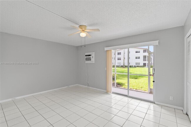 Building Photo - 555 Fanshaw N