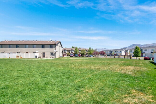 Building Photo - Beautiful 3 Bed, 2.5 Town Home in West Haven, Pet Friendly! Available on April 22nd!