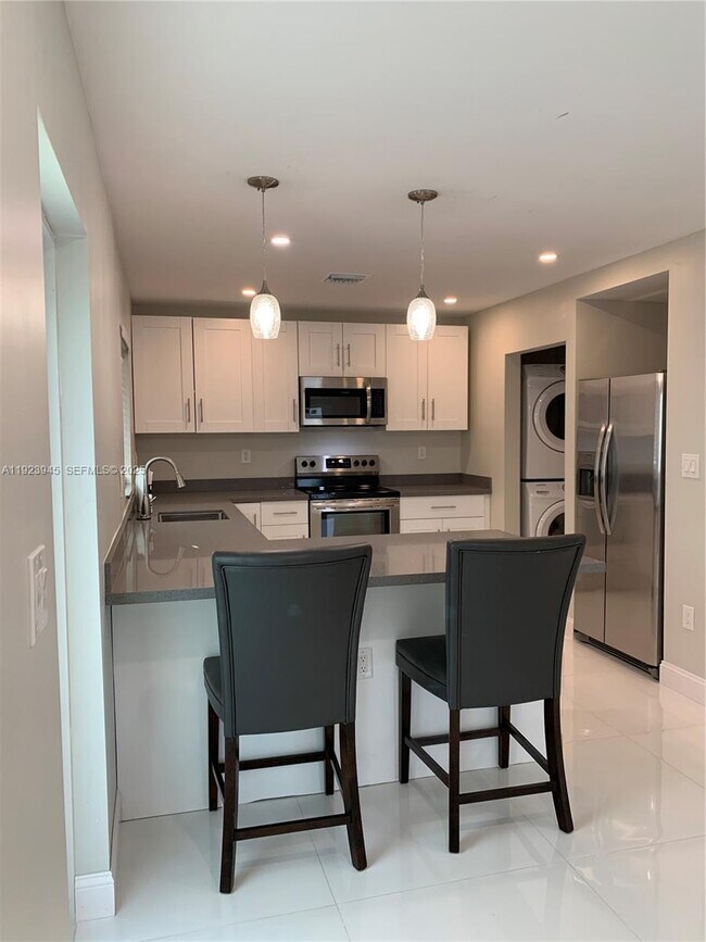 Building Photo - 2852 SW 36th Ave