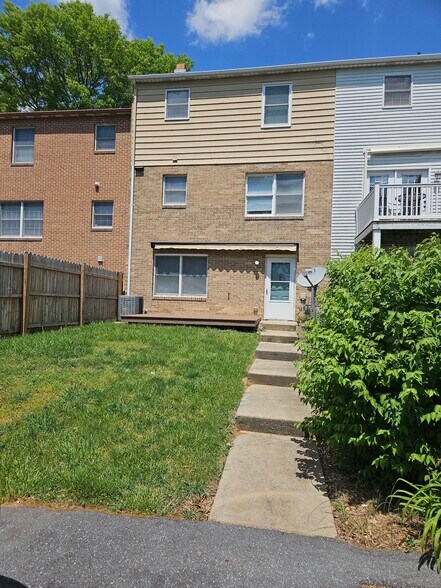 Rear - 939 Meadowlark Dr