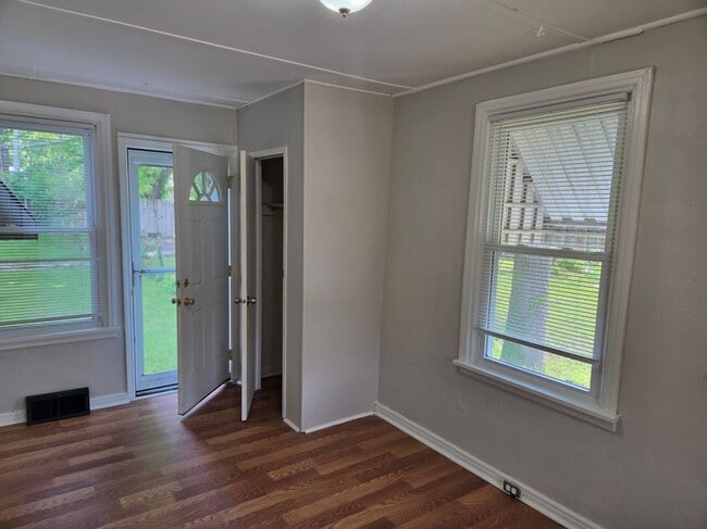Building Photo - 6415 Perry Dr