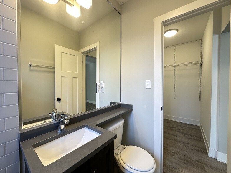 Building Photo - 533 W Belden Ave