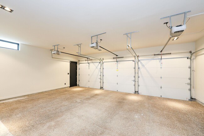 Building Photo - 3013 George Martin Dr