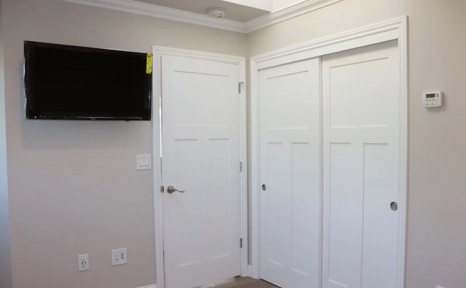 Building Photo - 902 W Cliff Dr