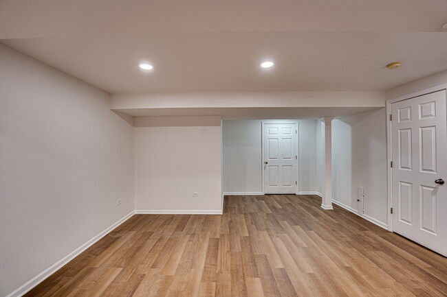 Building Photo - 1633 Hilton Head Dr